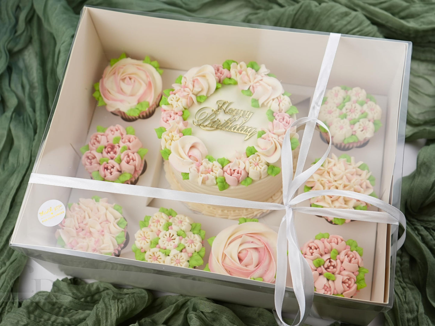 Chaney Depot LLC Cake and cupcake bento box with 8 cavities for cupcakes and 1 6in cavity